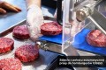 Pokaz automatycznej prasy do mięsa hamburgerów, klopsików, Maszyny do formowania napis (3).jpg