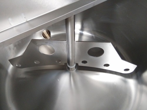 wnętrzę komory kotła warzelnego, zbliżenie na mieszadło, w całość wykonana ze stali nierdzewnej, mieszadło poziome w dolnej części pojemnika.jpg