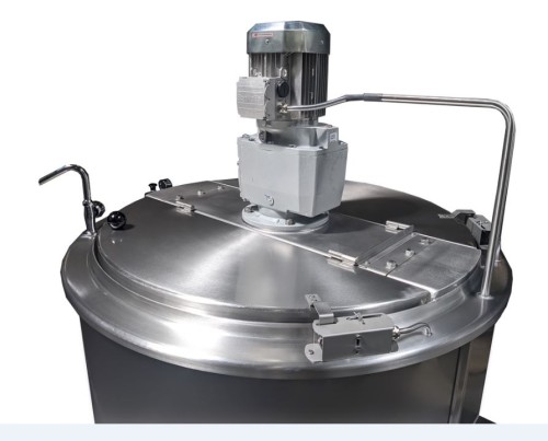 kocioł warzelny, zbliżenie na pokrywe wraz z mieszadłem.JPG