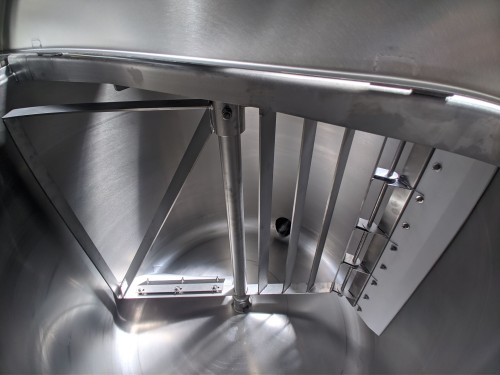 wnętrzę komory kotła warzelnego, zbliżenie na mieszadło, w całość wykonana ze stali nierdzewnej, mieszadło pionowe.jpg